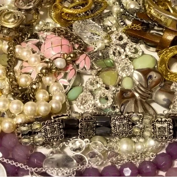 2LBs Vintage Estate Costume Jewelry Lots~ Signed n Unsigned~ Mostly All wearable - Picture 1 of 12
